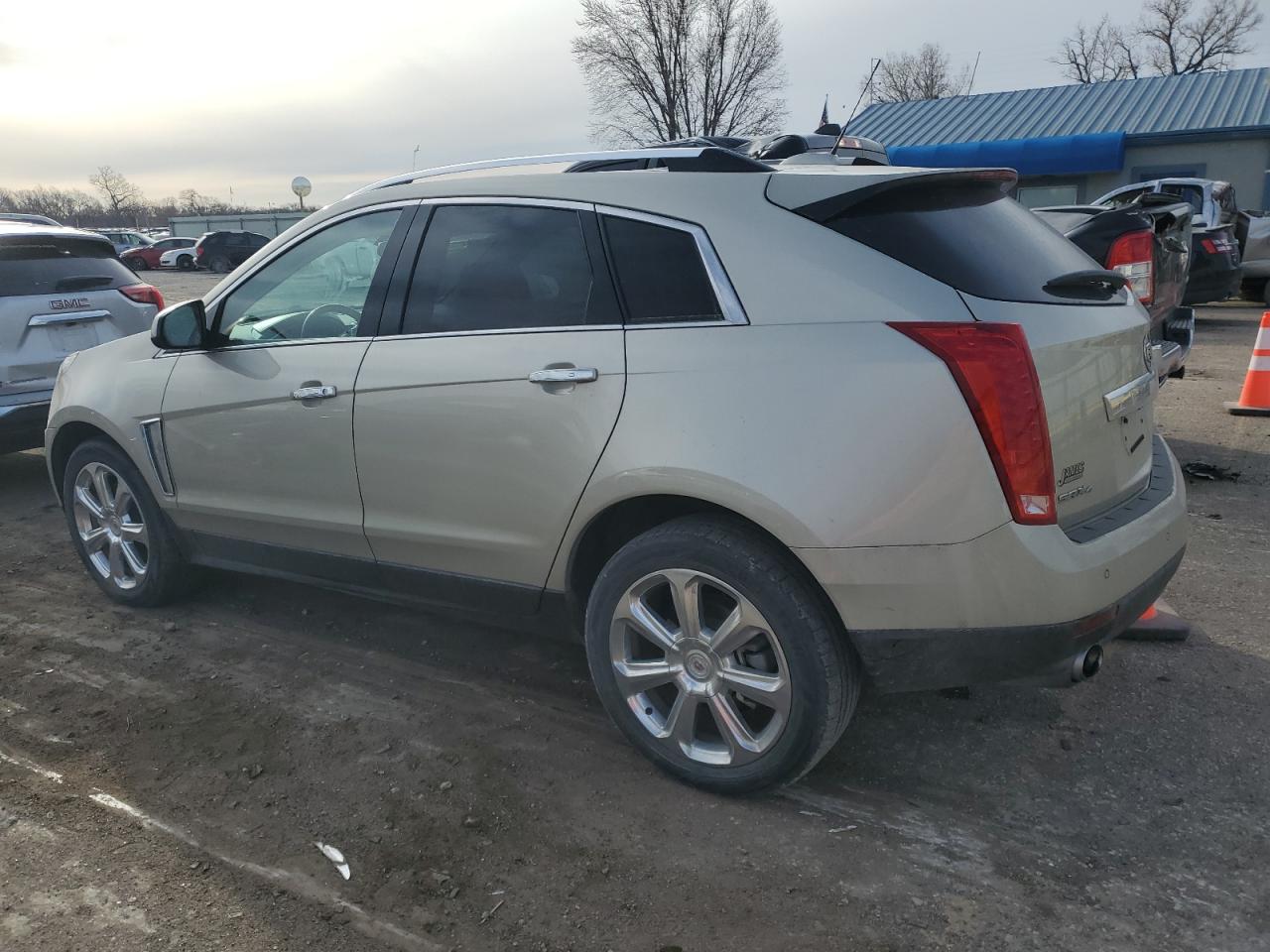2015 Cadillac SRX VIN 3GYFNFE33FS556252 Copart auction photo, front end / side damage thumbnail 2