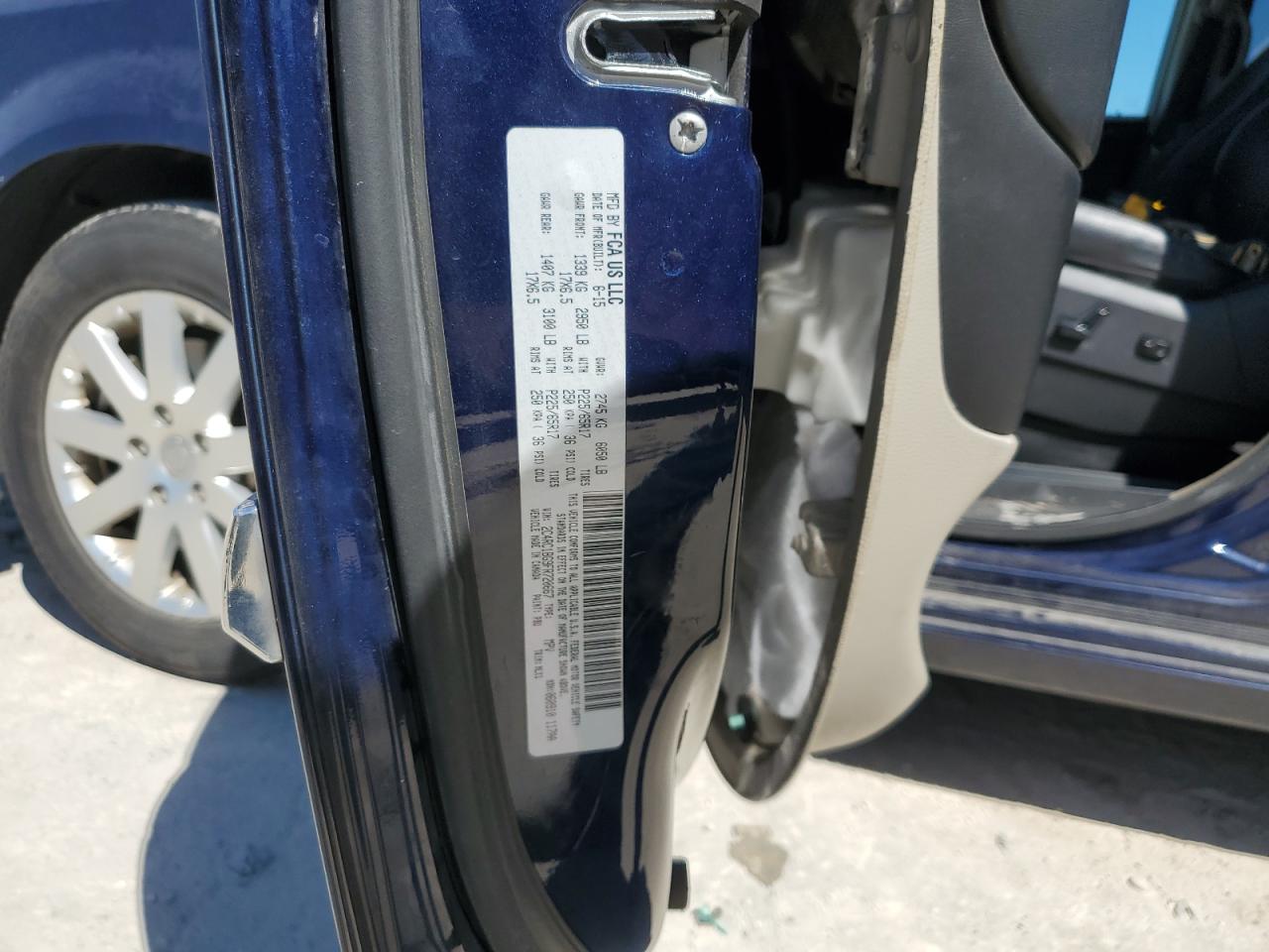 2015 Chrysler Town & Country VIN 2C4RC1BG9FR720667 Copart auction photo, side / normal wear damage thumbnail 13