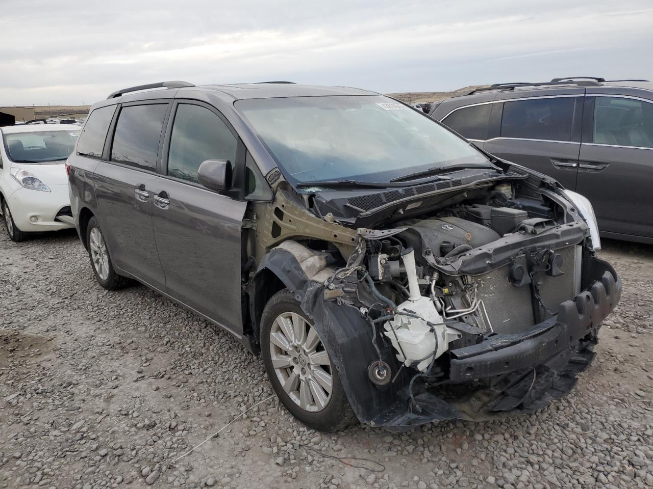2017 Toyota Sienna VIN 5TDDZ3DC8HS180382 Copart auction photo, front end damage thumbnail 4