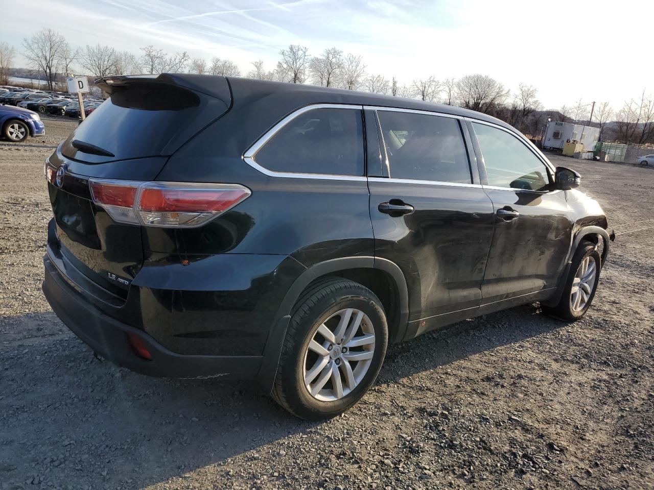 2015 Toyota Highlander VIN 5TDBKRFH0FS157330 Copart auction photo, front end / minor dent/scratches damage thumbnail 3
