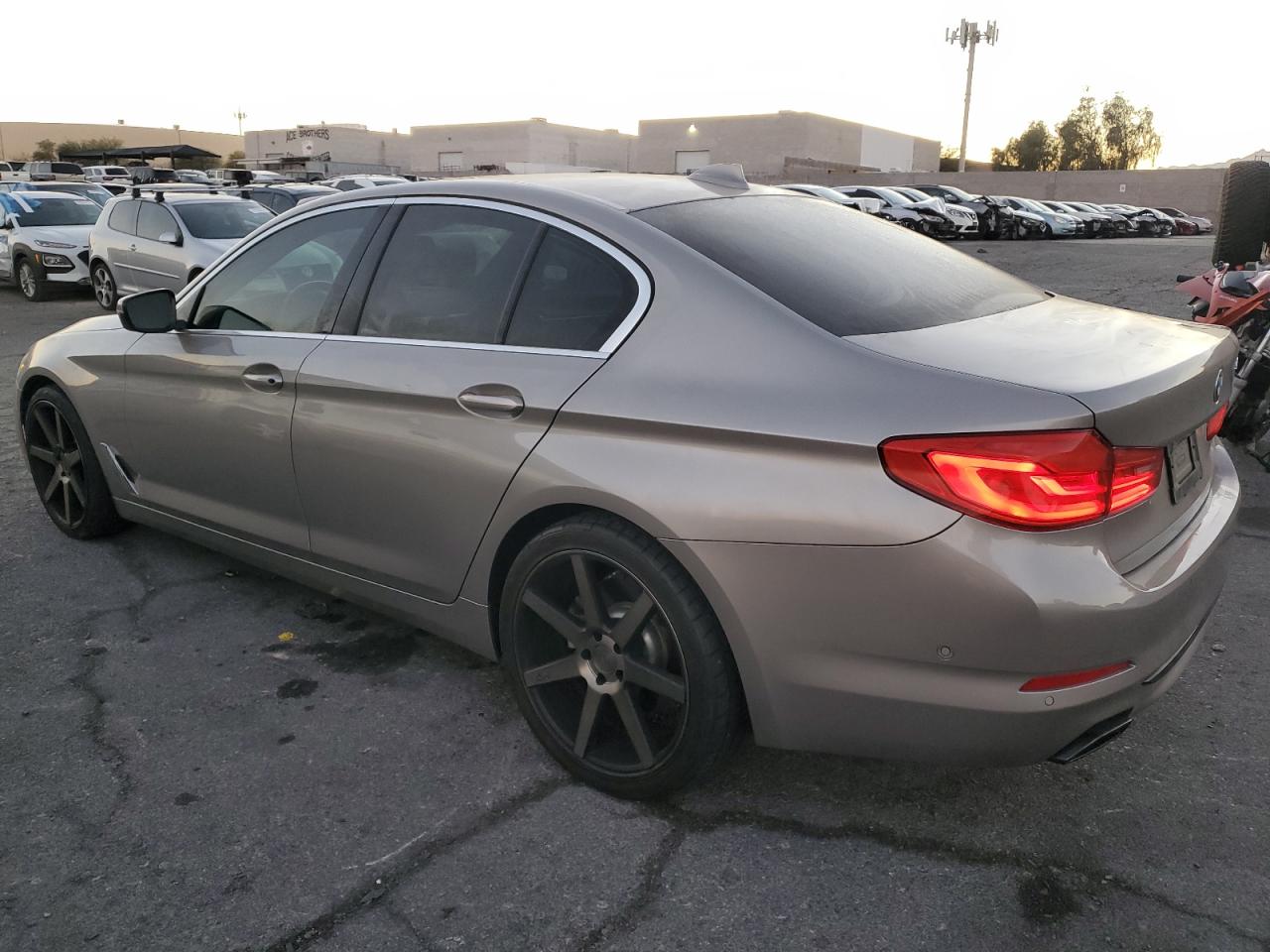 2019 BMW 5er VIN WBAJE5C55KWW10774 Copart auction photo, minor dent/scratches damage thumbnail 2
