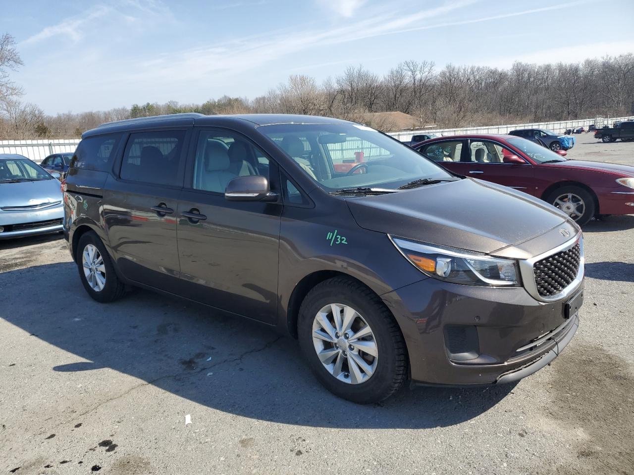 2017 KIA Sedona VIN KNDMB5C16H6329887 Copart auction photo, front end damage thumbnail 4