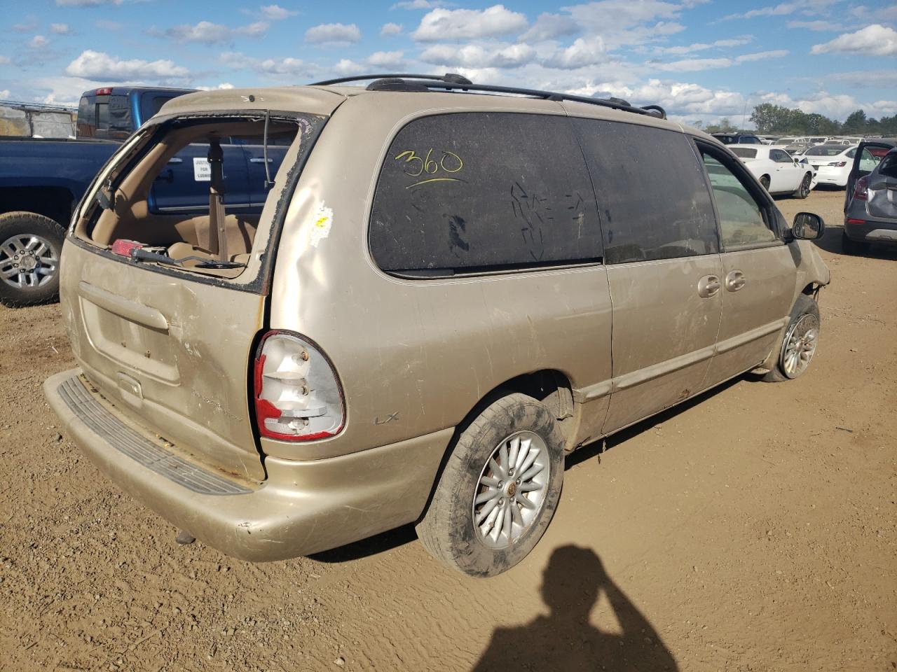 2000 Chrysler Town & Country VIN 1C4GP44G4YB535437 Copart auction photo, front end / rear end damage thumbnail 3