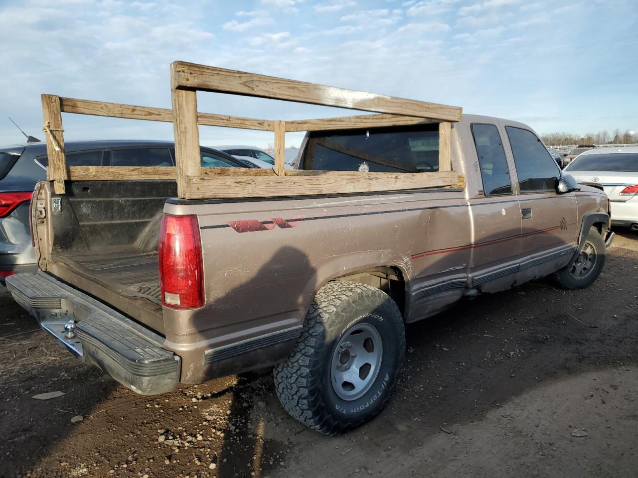 1996 Chevrolet GMT-400 VIN 2GCEC19M2T1108878 Copart auction photo, front end / side damage thumbnail 3