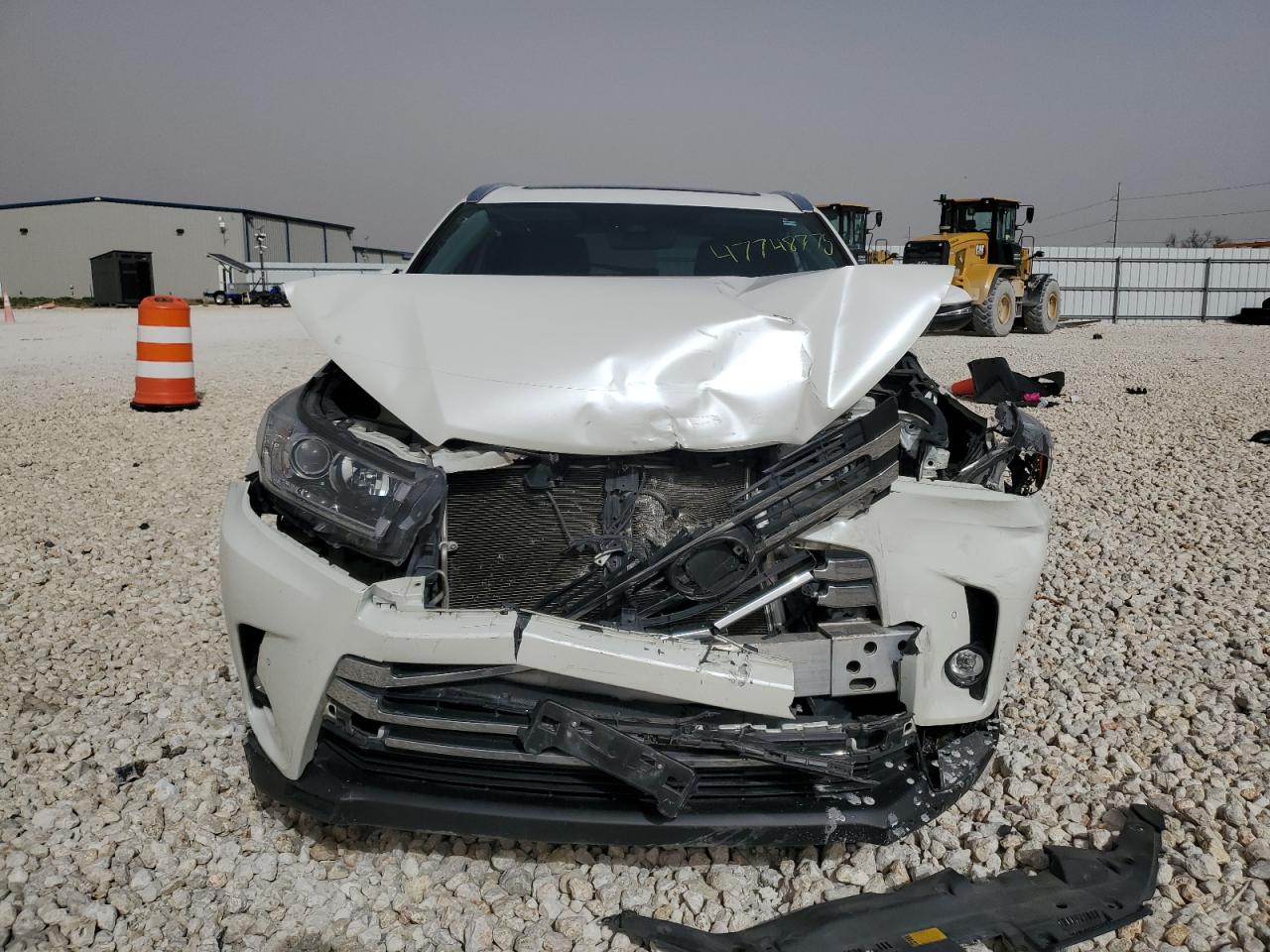 2019 Toyota Highlander VIN 5TDYZRFHXKS337768 Copart auction photo, front end / minor dent/scratches damage thumbnail 5