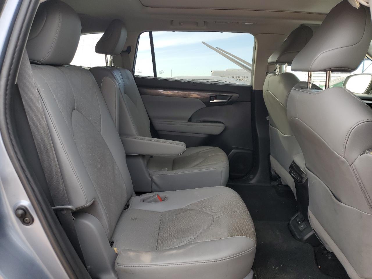 2020 Toyota Highlander VIN 5TDFZRBH8LS053327 Copart auction photo, all over damage thumbnail 11