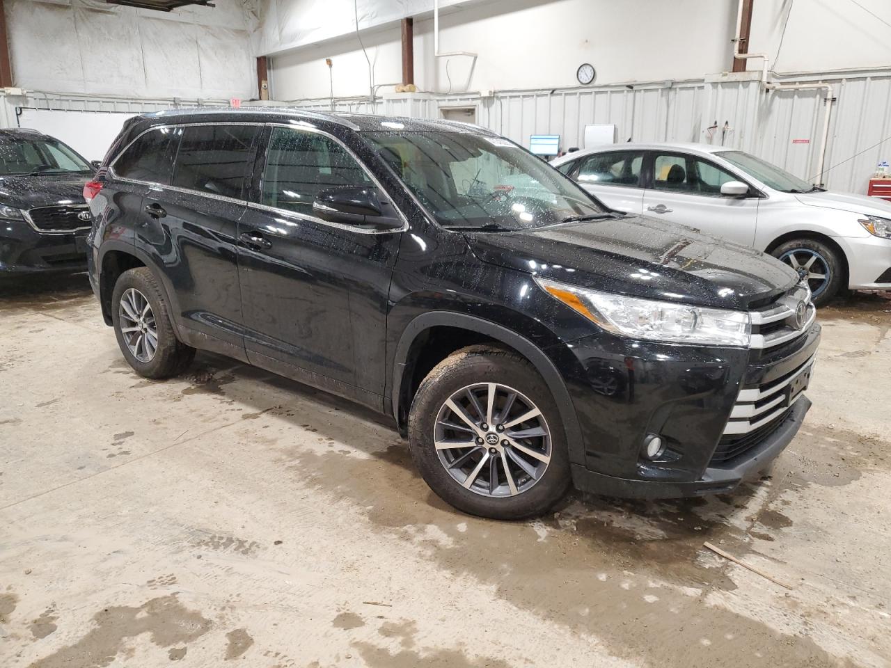 2017 Toyota Highlander VIN 5TDJZRFH1HS467822 Copart auction photo, front end / side damage thumbnail 4