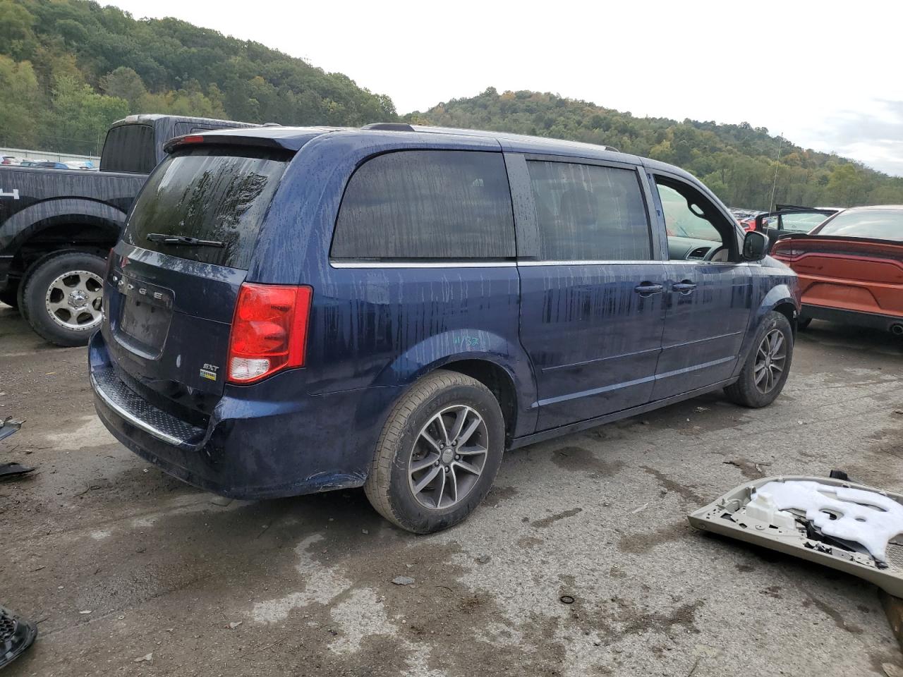 2017 Dodge Caravan VIN 2C4RDGCG1HR774126 Copart auction photo, front end / side damage thumbnail 3