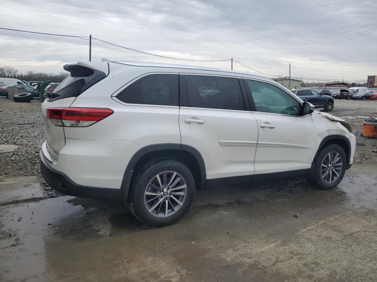 2019 Toyota Highlander VIN 5TDJZRFH1KS714893 Copart auction photo, burn damage thumbnail 3
