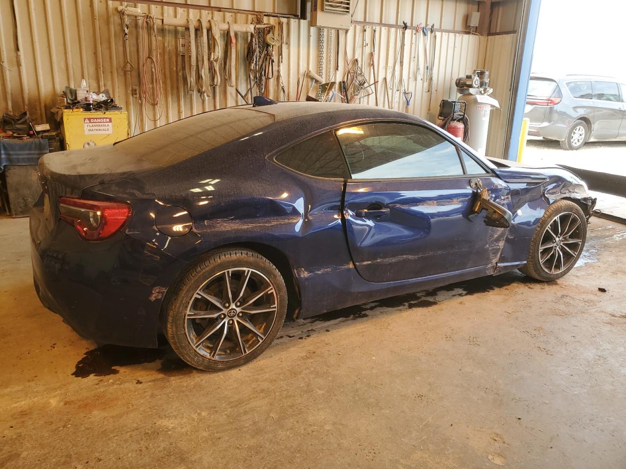 2017 Toyota GT86 VIN JF1ZNAA19H8709552 Copart auction photo, side / front end damage thumbnail 3