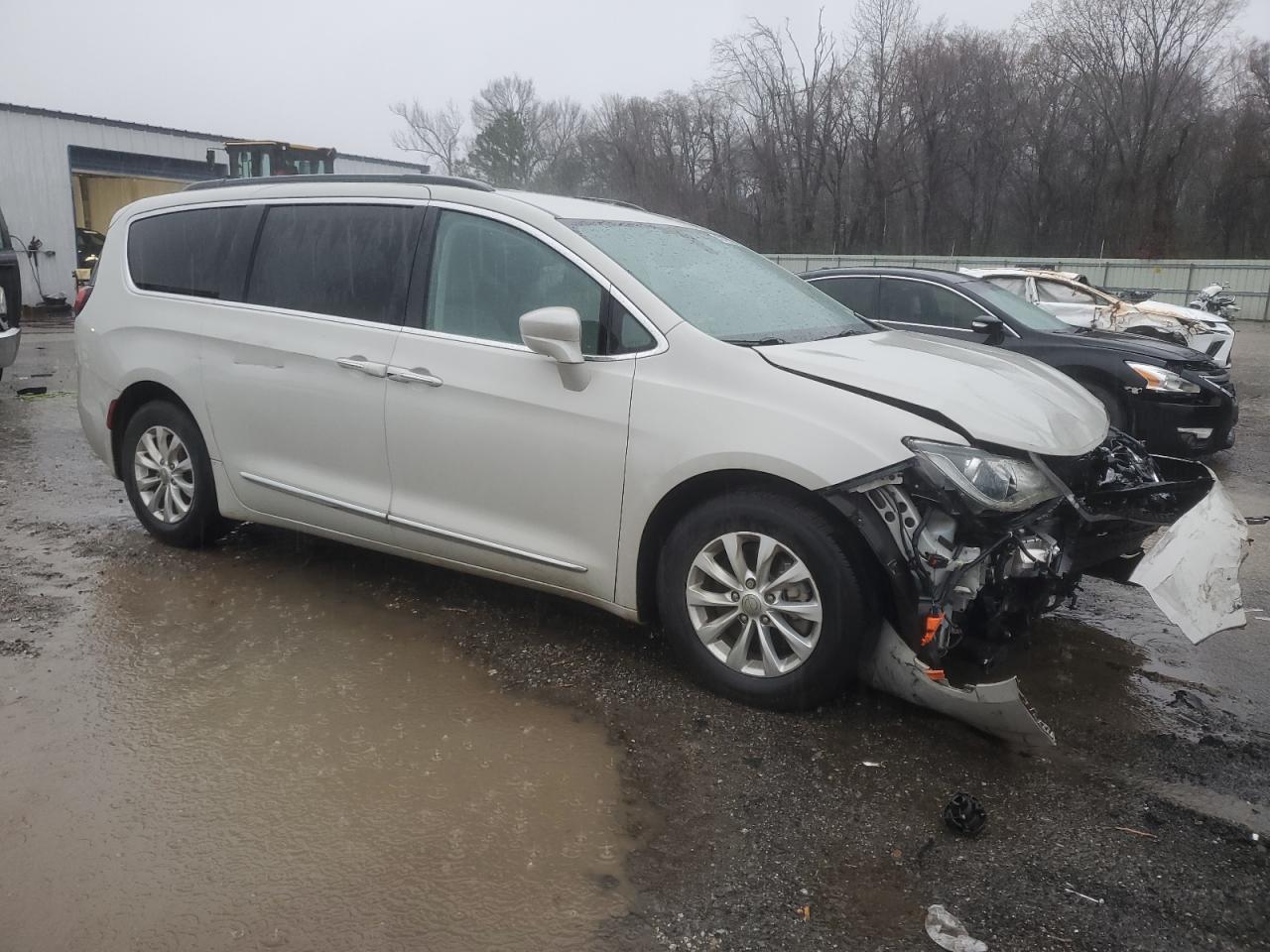 2017 Chrysler Pacifica VIN 2C4RC1BG3HR771830 Copart auction photo, front end / minor dent/scratches damage thumbnail 4