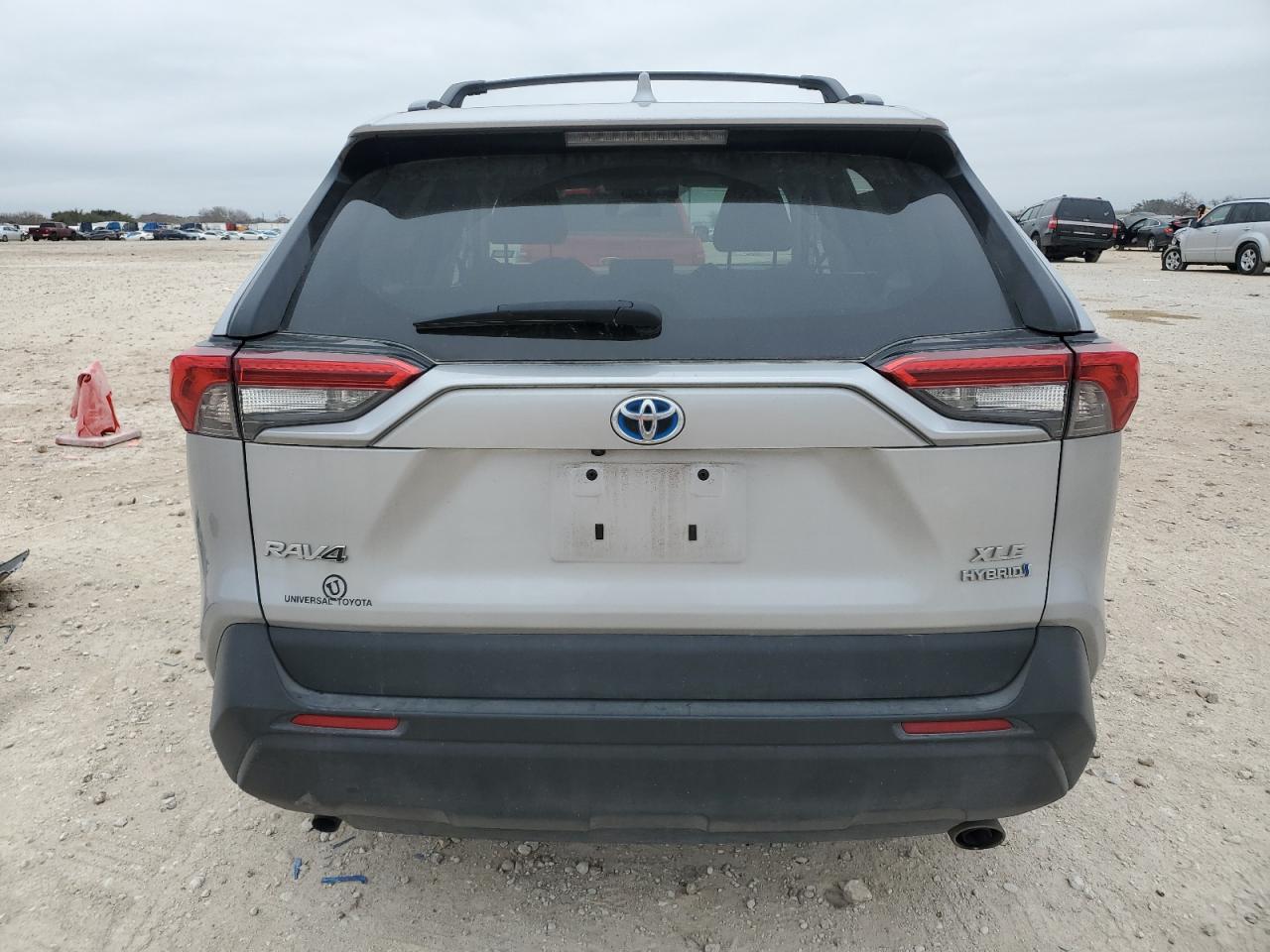 2019 Toyota RAV 4 VIN 2T3RWRFV8KW043447 Copart auction photo, front end / minor dent/scratches damage thumbnail 6