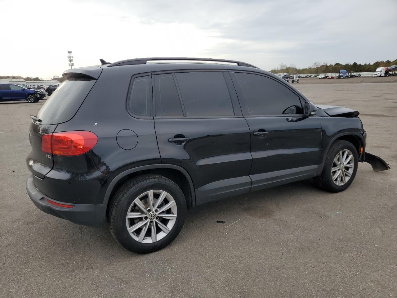 2018 Volkswagen Tiguan VIN WVGBV7AX7JK000917 Copart auction photo, front end / minor dent/scratches damage thumbnail 3
