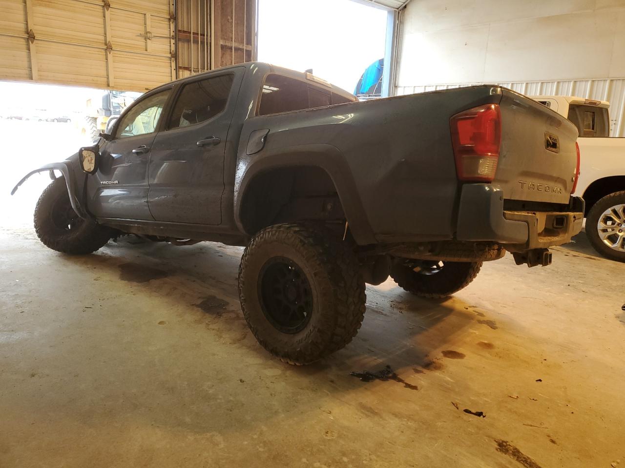 2019 Toyota Tacoma VIN 3TMCZ5AN8KM234610 Copart auction photo, front end / undercarriage damage thumbnail 2
