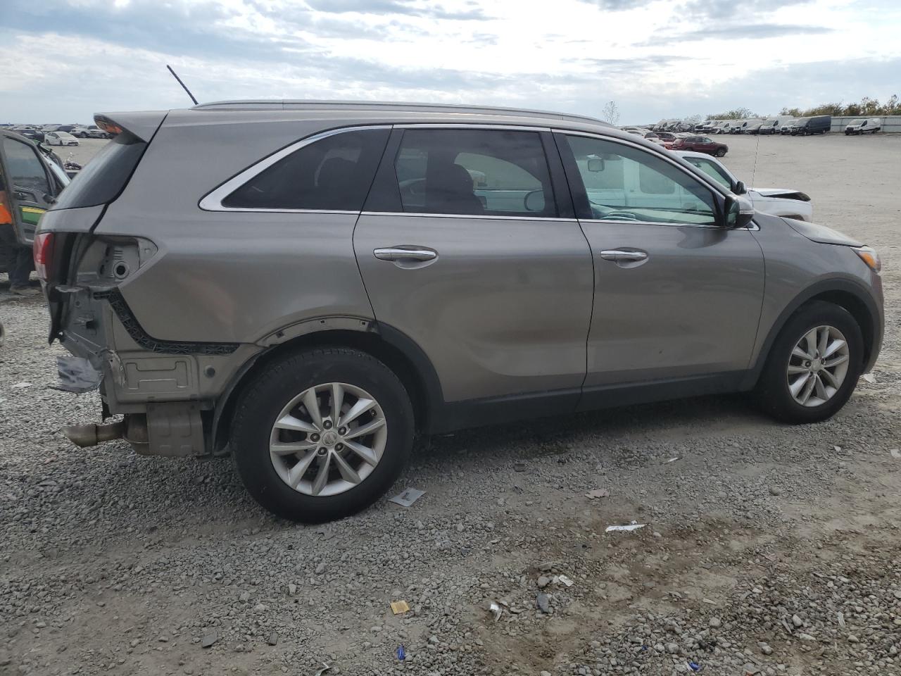 2018 KIA Sorento VIN 5XYPG4A52JG384841 Copart auction photo, rear end / minor dent/scratches damage thumbnail 3