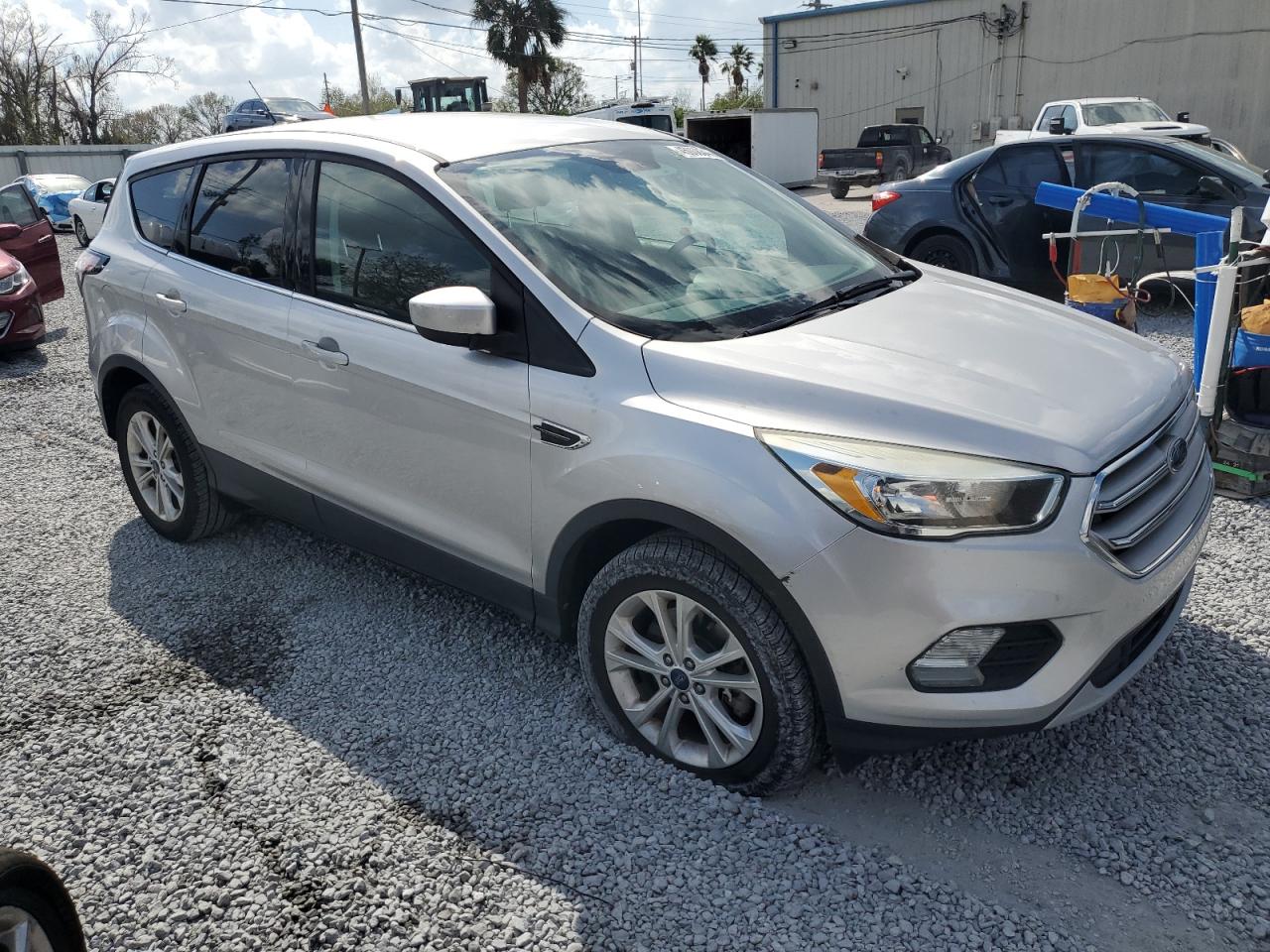 2017 Ford Escape VIN 1FMCU0G90HUC52319 Copart auction photo, normal wear / minor dent/scratches damage thumbnail 4