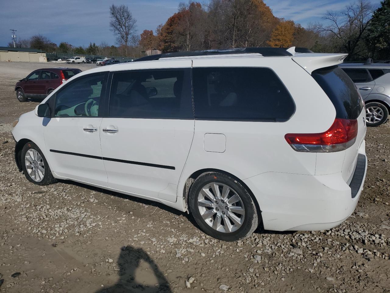 2013 Toyota Sienna VIN 5TDDK3DCXDS053356 Copart auction photo, front end damage thumbnail 2