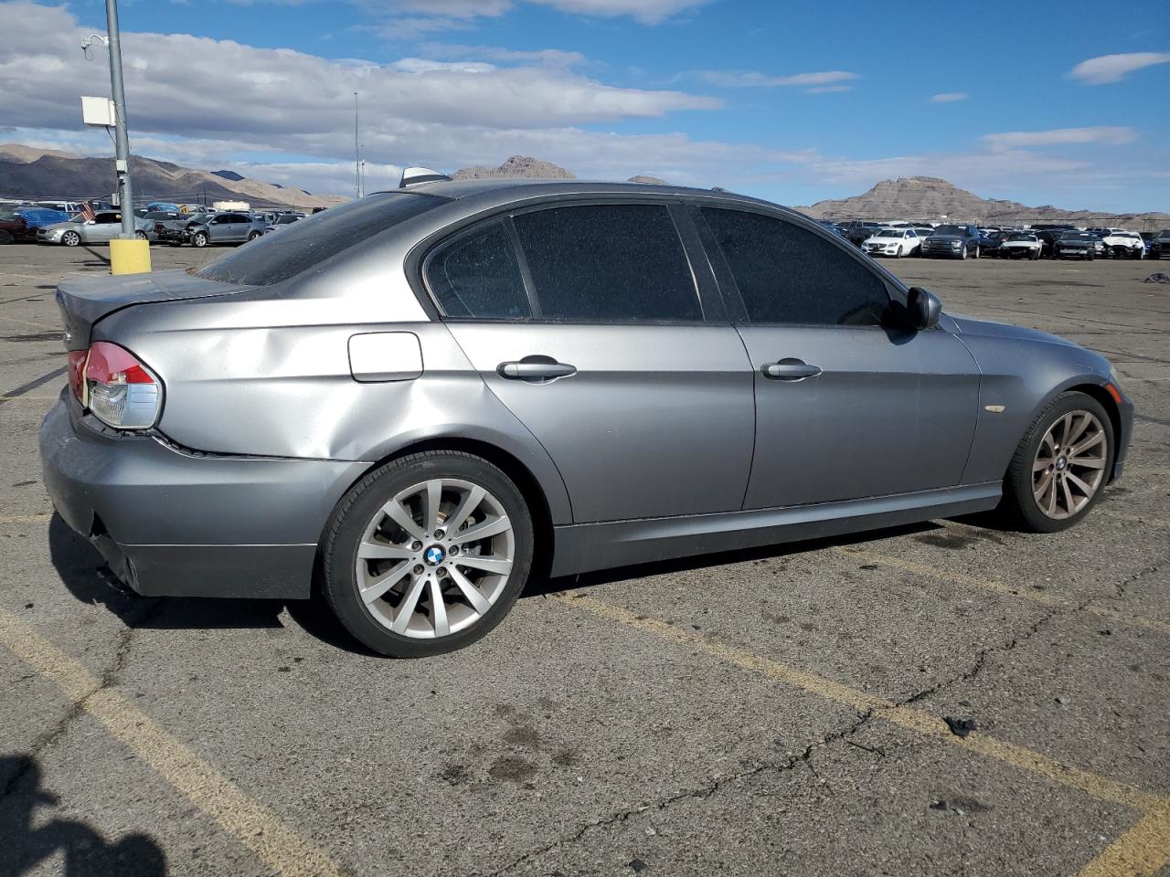2011 BMW 3er VIN WBAPH5G55BNM77595 Copart auction photo, rear end / minor dent/scratches damage thumbnail 3