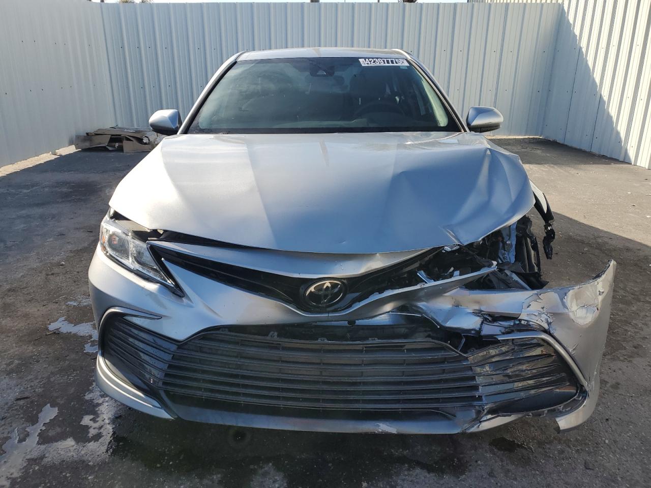 2022 Toyota Camry VIN 4T1C11AK3NU638447 Copart auction photo, front end damage thumbnail 5