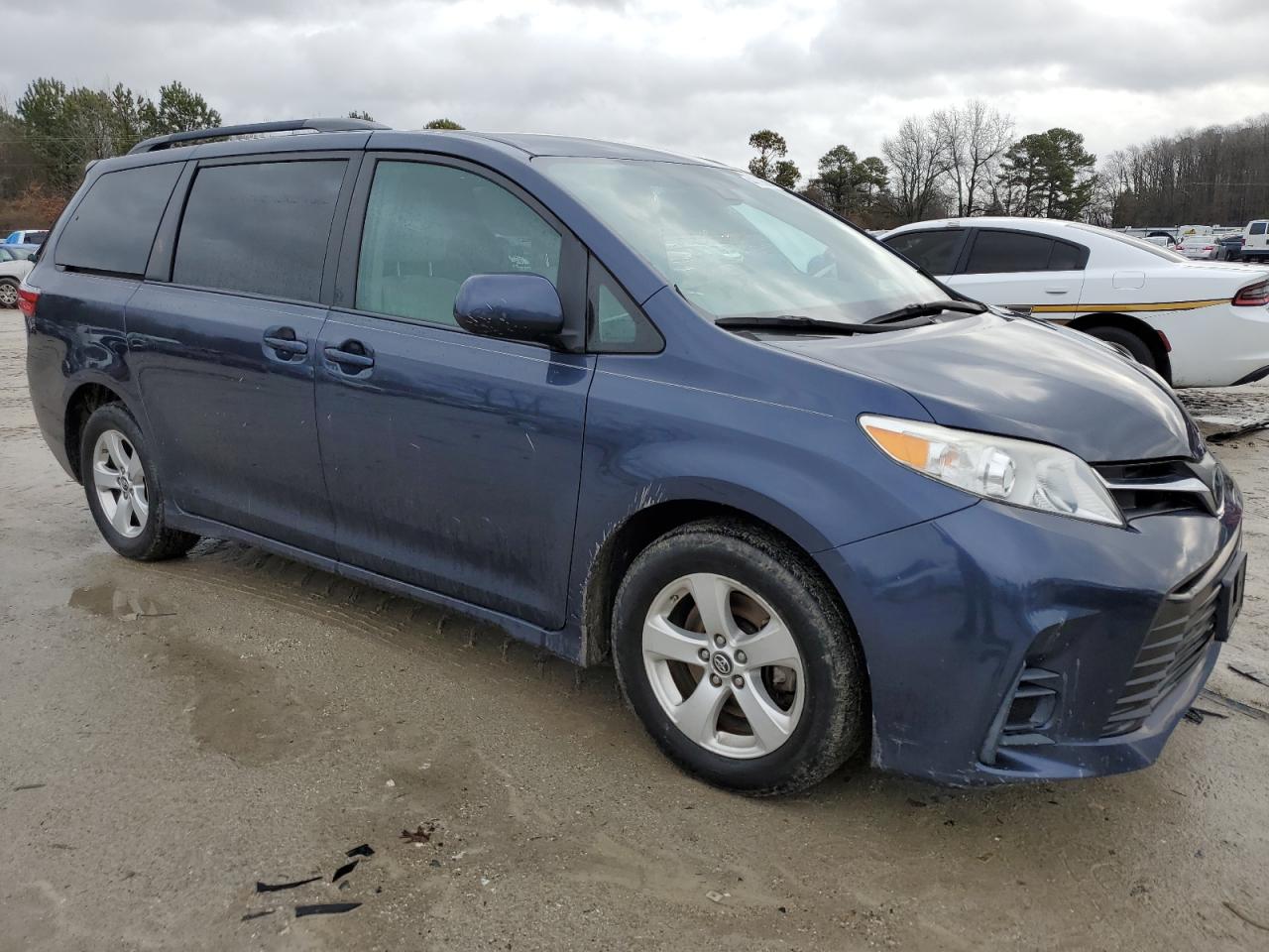2018 Toyota Sienna VIN 5TDKZ3DCXJS916879 Copart auction photo, rear end / minor dent/scratches damage thumbnail 4