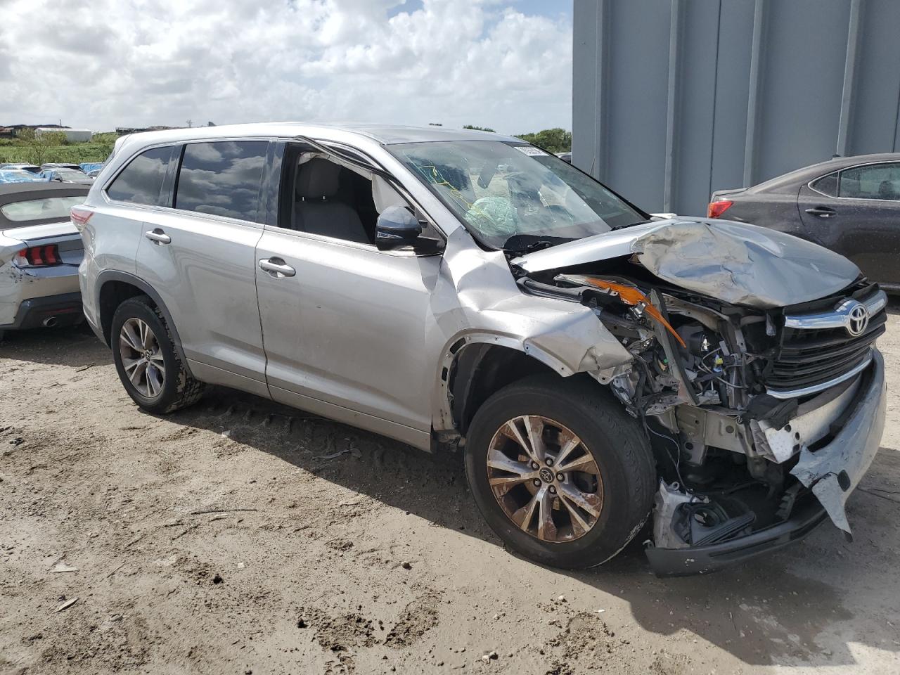 2016 Toyota Highlander VIN 5TDZKRFH7GS157499 Copart auction photo, front end / minor dent/scratches damage thumbnail 4