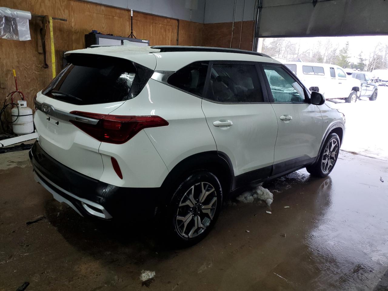 2023 KIA Seltos VIN KNDERCAA5P7400951 Copart auction photo, front end / minor dent/scratches damage thumbnail 3