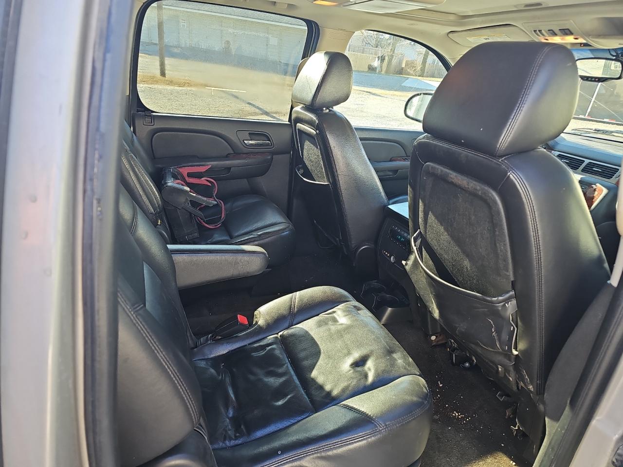 2009 Chevrolet Suburban VIN 1GNFK36369R192659 Copart auction photo, minor dent/scratches / all over damage thumbnail 6