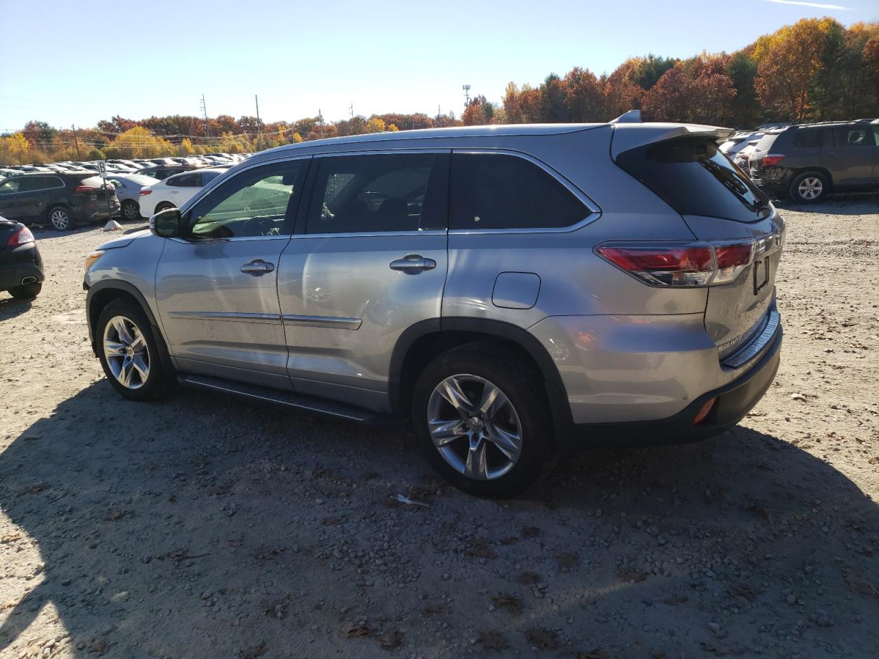 2015 Toyota Highlander VIN 5TDDKRFH1FS108078 Copart auction photo, front end / minor dent/scratches damage thumbnail 2