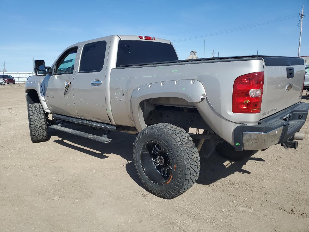 2009 Chevrolet Silverado VIN 1GCHK63699F108028 Copart auction photo, side / front end damage thumbnail 2