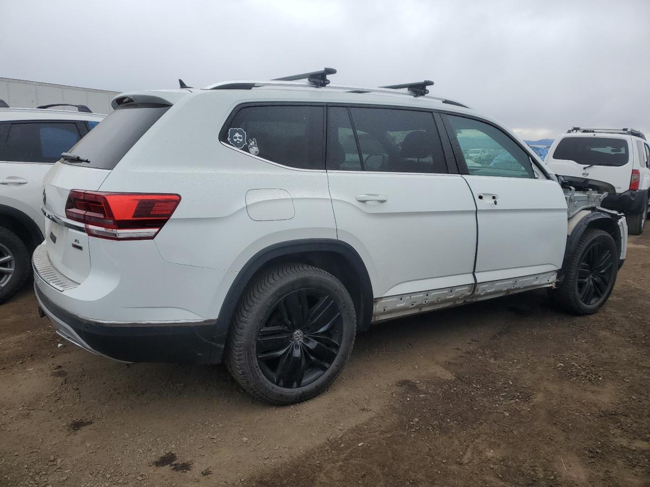 2018 Volkswagen Atlas VIN 1V2MR2CA0JC551700 Copart auction photo, side / front end damage thumbnail 3
