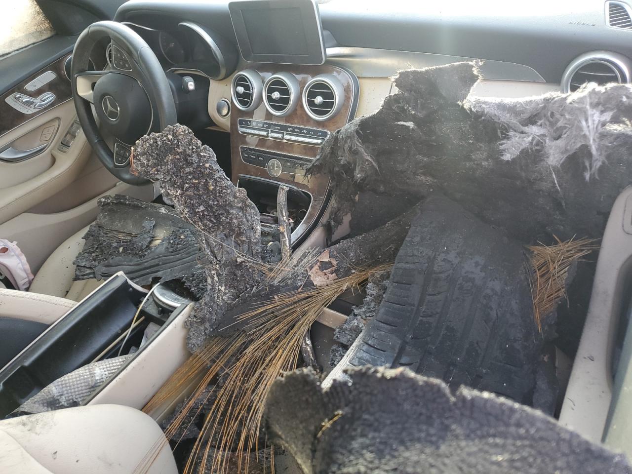 2018 Mercedes-Benz C-klasse VIN 55SWF4JB4JU243943 Copart auction photo, burn damage thumbnail 8