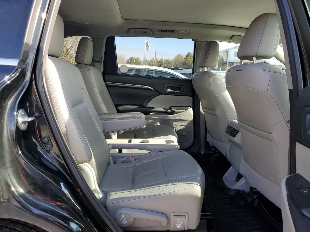 2015 Toyota Highlander VIN 5TDDKRFHXFS201388 Copart auction photo, front end / minor dent/scratches damage thumbnail 11