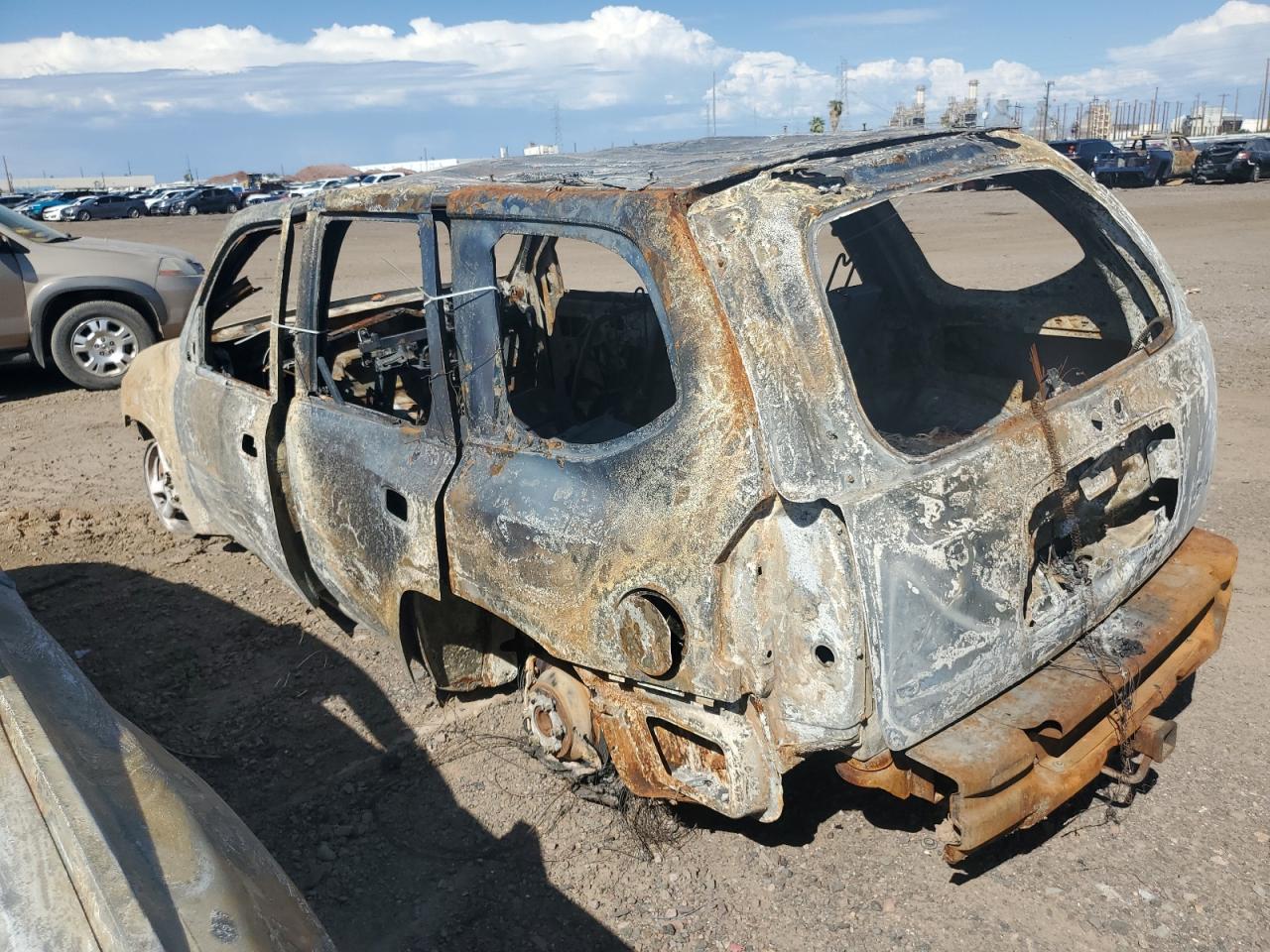 2004 GMC Envoy VIN 1GKDS13SX42112818 Copart auction photo, burn damage thumbnail 2