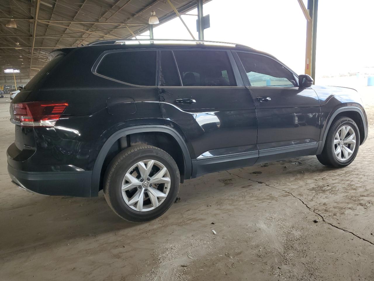 2018 Volkswagen Atlas VIN 1V2CR2CA0JC517526 Copart auction photo, front end / side damage thumbnail 3