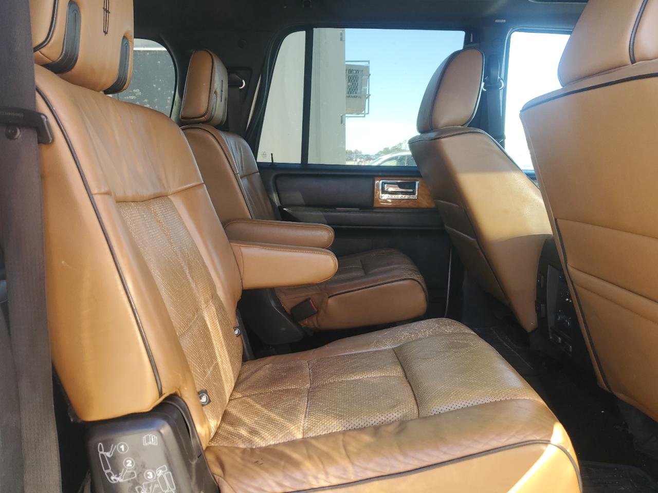 2011 Lincoln Navigator VIN 5LMJJ3H51BEJ07446 Copart auction photo, minor dent/scratches damage thumbnail 11