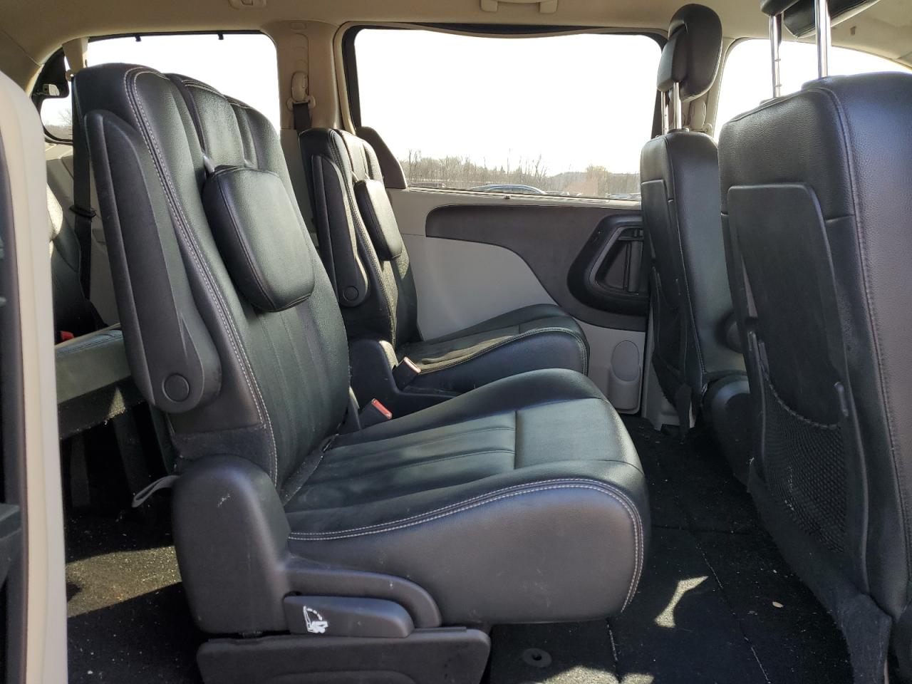 2016 Chrysler Town & Country VIN 2C4RC1BG7GR159337 Copart auction photo, side / minor dent/scratches damage thumbnail 11