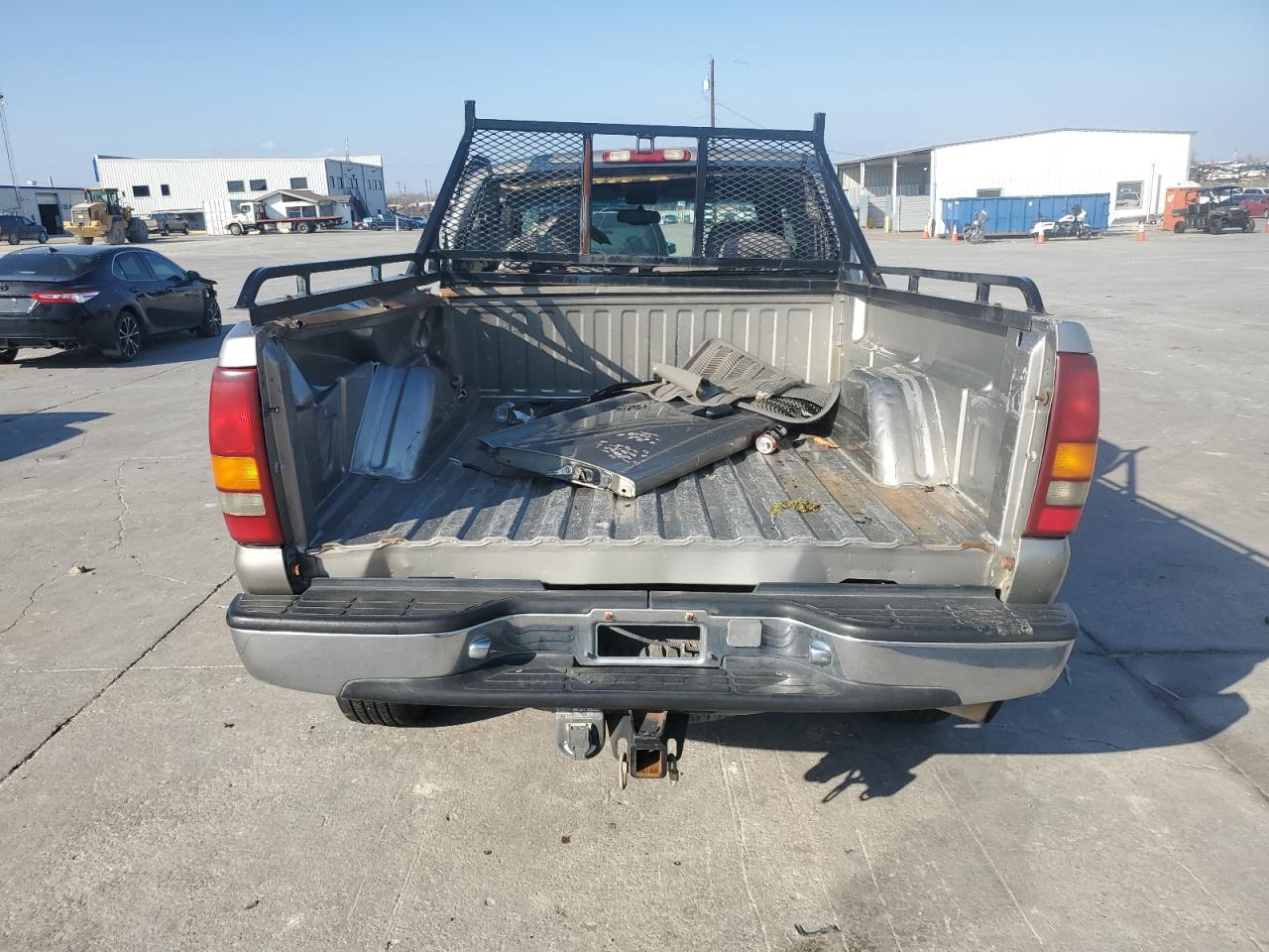 2001 Chevrolet Silverado VIN 1GCHK29U61E204093 Copart auction photo, side / rear end damage thumbnail 6