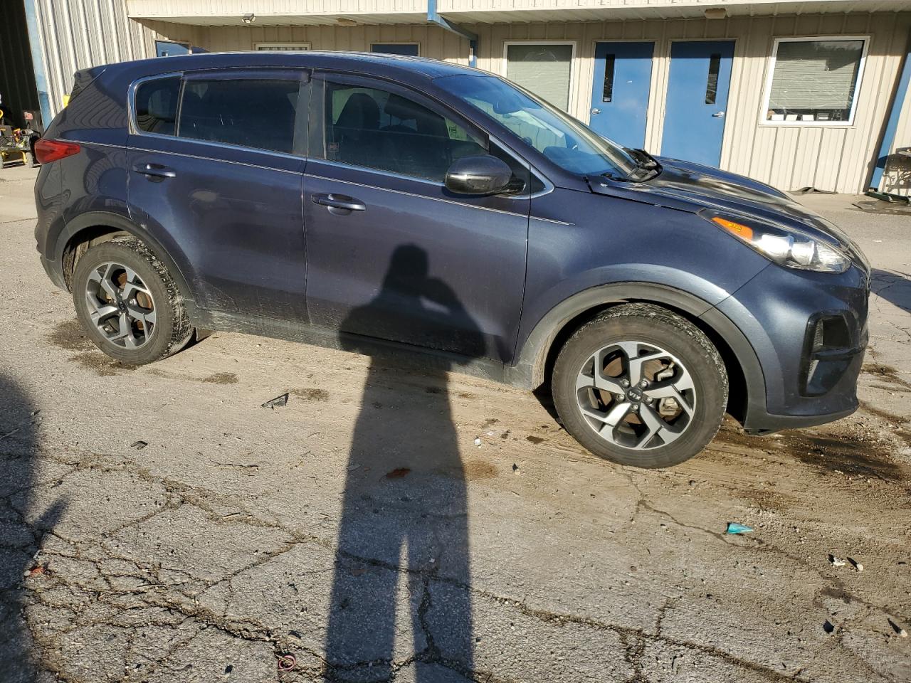 2020 KIA Sportage VIN KNDPM3AC7L7702471 Copart auction photo, front end / side damage thumbnail 4