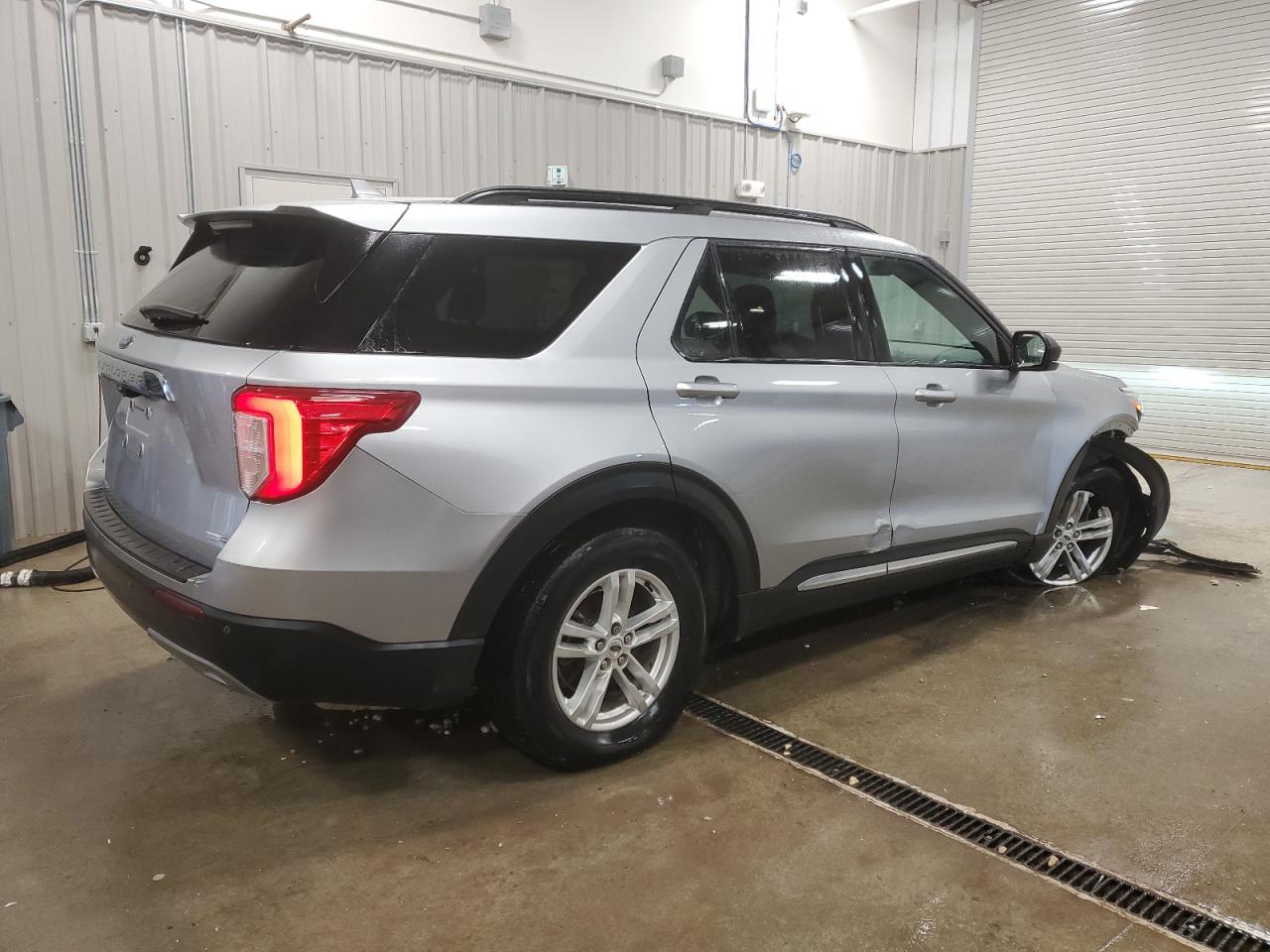 2020 Ford Explorer VIN 1FMSK8DH2LGB53049 Copart auction photo, side / front end damage thumbnail 3