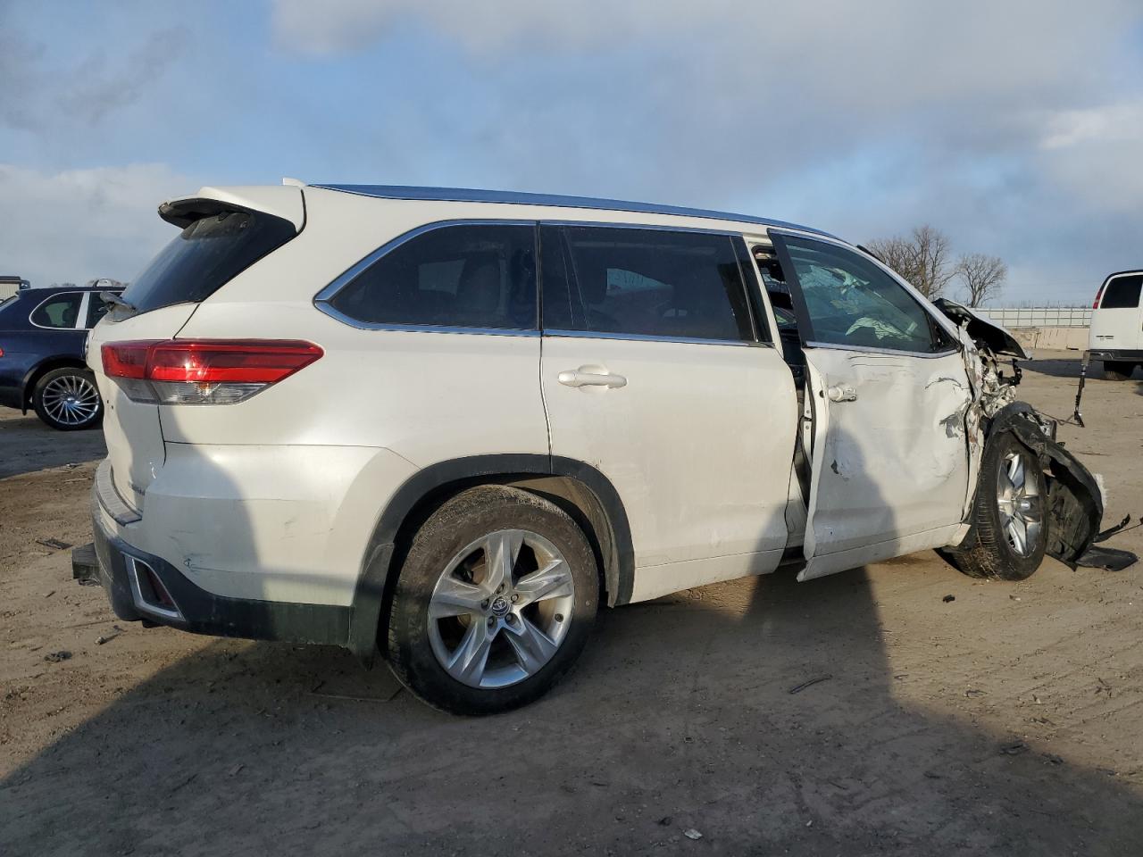 2018 Toyota Highlander VIN 5TDDZRFH9JS863760 Copart auction photo, front end / side damage thumbnail 3