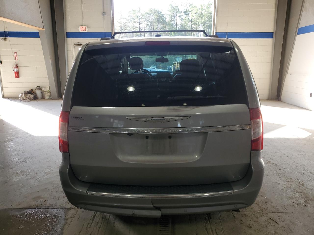 2015 Chrysler Town & Country VIN 2C4RC1CG3FR728293 Copart auction photo, front end / side damage thumbnail 6