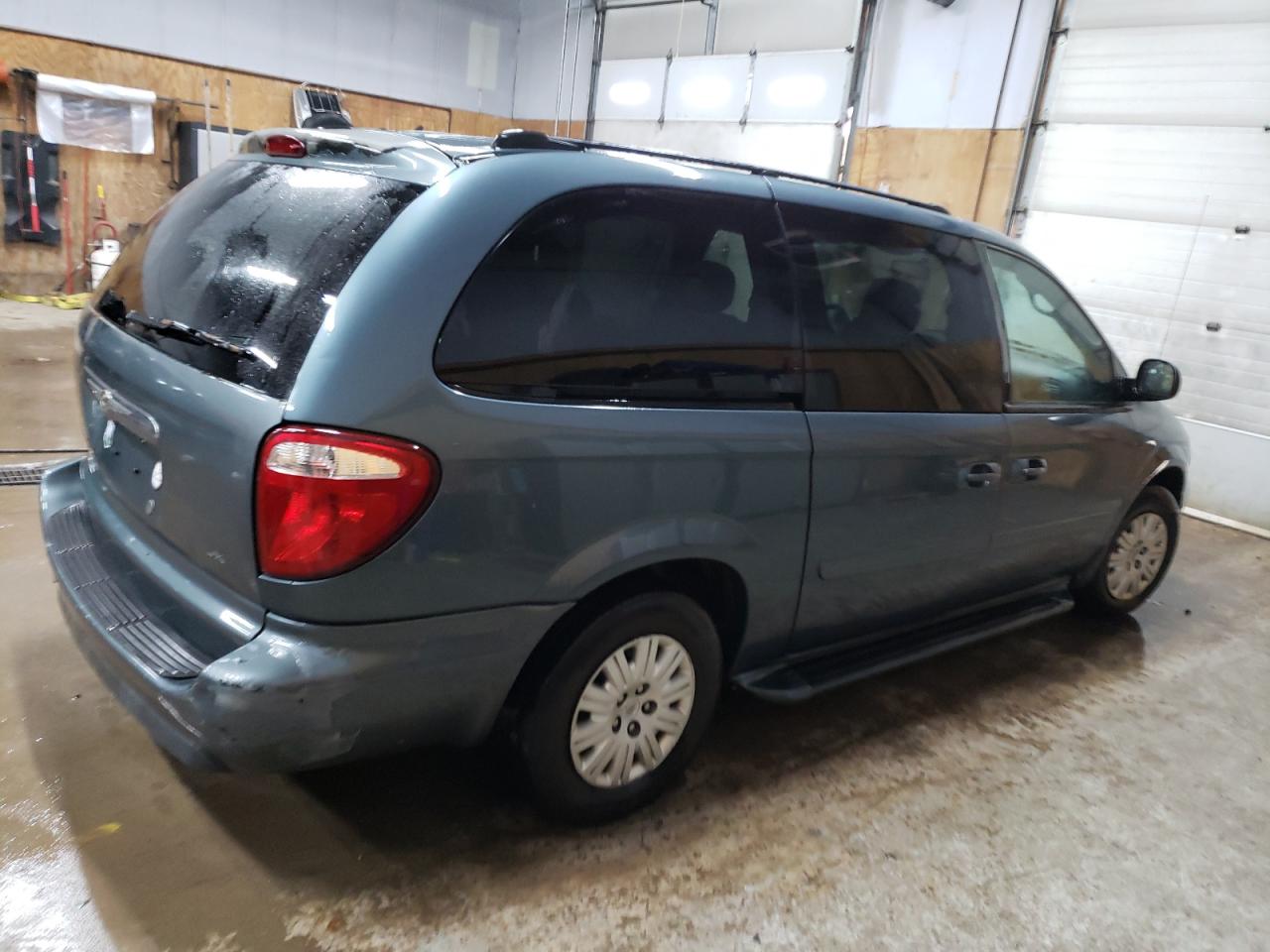 2006 Chrysler Town & Country VIN 1A4GP44R46B568804 Copart auction photo, front end / minor dent/scratches damage thumbnail 3