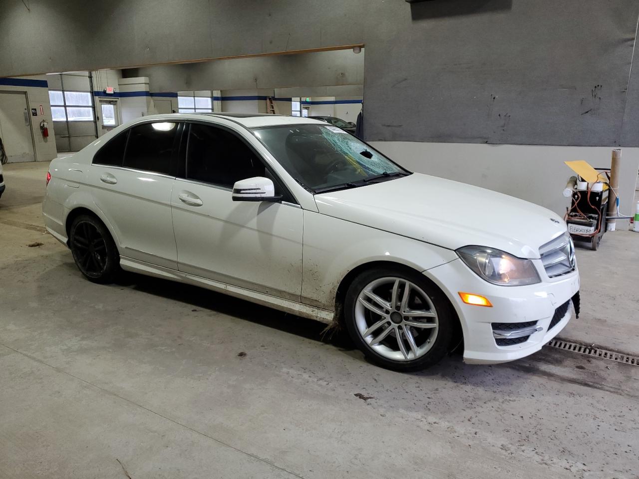 2012 Mercedes-Benz C-klasse VIN WDDGF8BB3CR199335 Copart auction photo, front end damage thumbnail 4