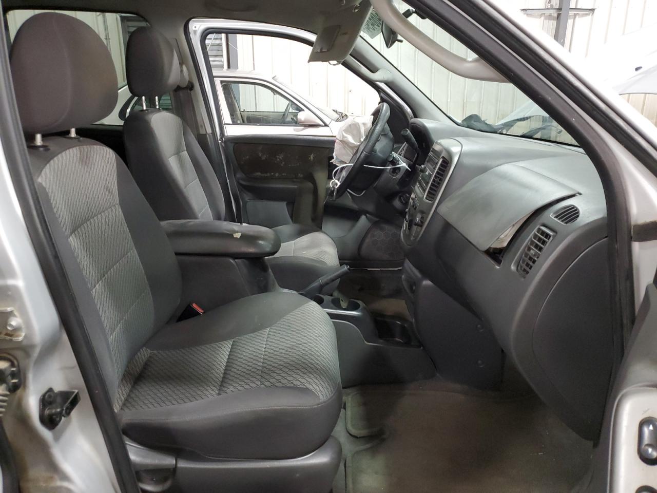 2004 Ford Escape VIN 1FMYU93164KA27953 Copart auction photo, front end / side damage thumbnail 7