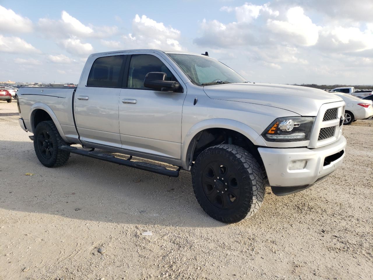 2017 RAM 2500 VIN 3C6UR5FL8HG586175 Copart auction photo, side / minor dent/scratches damage thumbnail 4