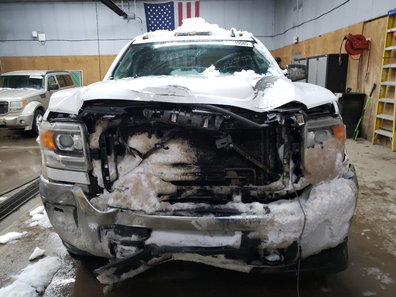 2016 GMC Sierra VIN 1GT22REG6GZ125989 Copart auction photo, front end / minor dent/scratches damage thumbnail 5