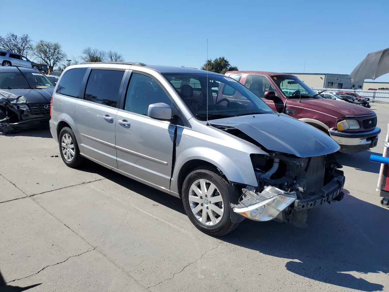 2015 Chrysler Town & Country VIN 2C4RC1AG4FR675672 Copart auction photo, front end damage thumbnail 4