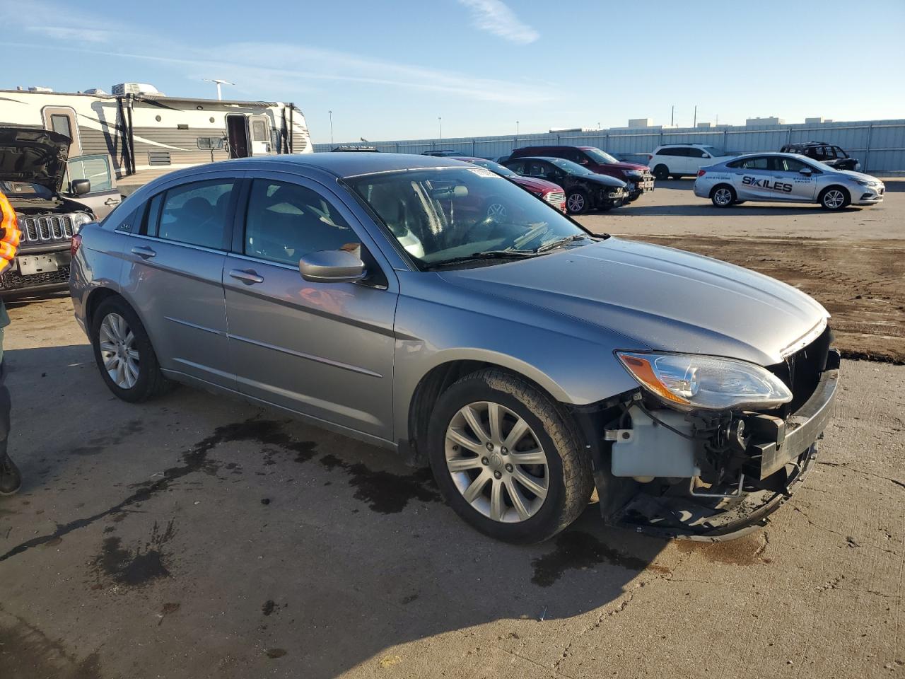 2013 Chrysler 200 VIN 1C3CCBBB7DN557564 Copart auction photo, front end / minor dent/scratches damage thumbnail 4