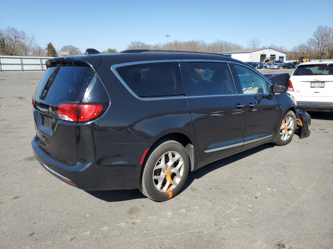 2017 Chrysler Pacifica VIN 2C4RC1BG4HR820971 Copart auction photo, front end / side damage thumbnail 3