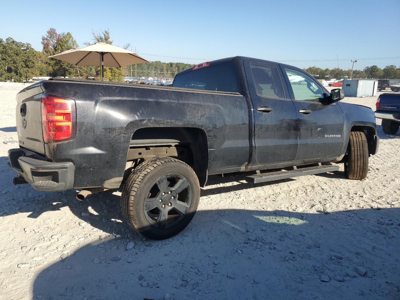 2017 Chevrolet Silverado VIN 1GCRCNEC5HZ346843 Copart auction photo, front end / side damage thumbnail 3
